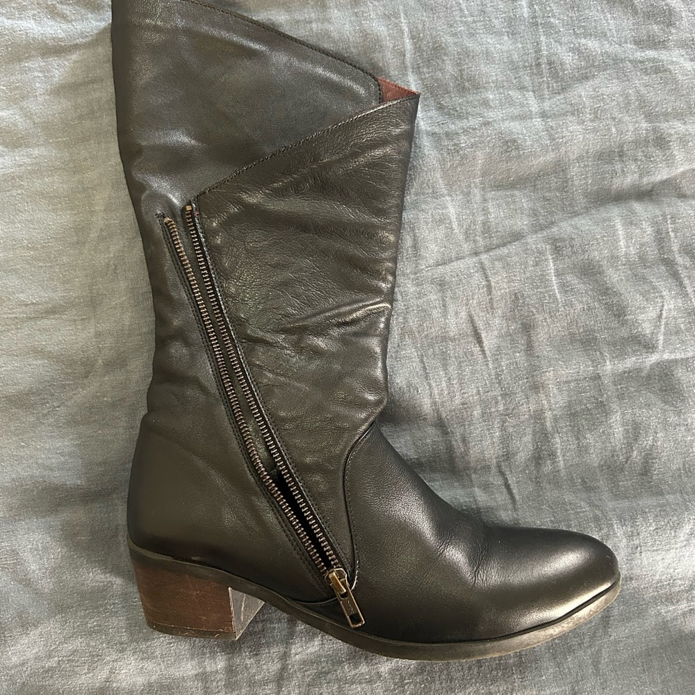 Bueno Mid-Calf Tulip Cut Boot